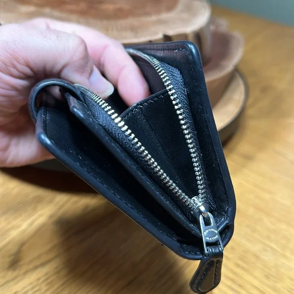 *LIKE NEW* COACH Signature Medium Corner Zip Wallet - Picture 14 of 15